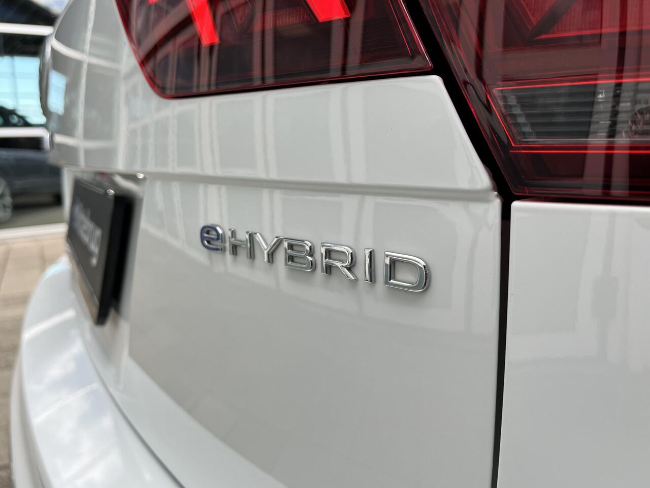 Volkswagen TIGUAN 1.4 TSI eHybrid 245PK DSG R-Line Business+ / Digital Cockpit Pro / Matrix-Led Verlichting / Panoramadak / Getint Glas / Stoel & Stuurwielverwarming / 20''LMV / VW