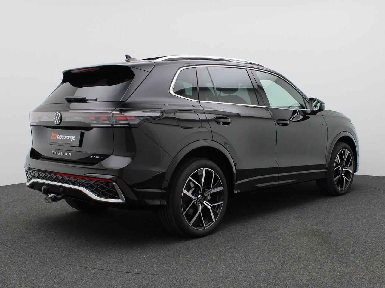 Volkswagen TIGUAN 1.5 eHybrid R-Line Edition 272PK DSG Pano-Schuifdak, Trekhaak, Leder, 360gr. camera, Adaptieve Cruise Controle, Matrix LED verlichting, Keyless, Navi, Side Assist, Alarm, 20" LM Velgen