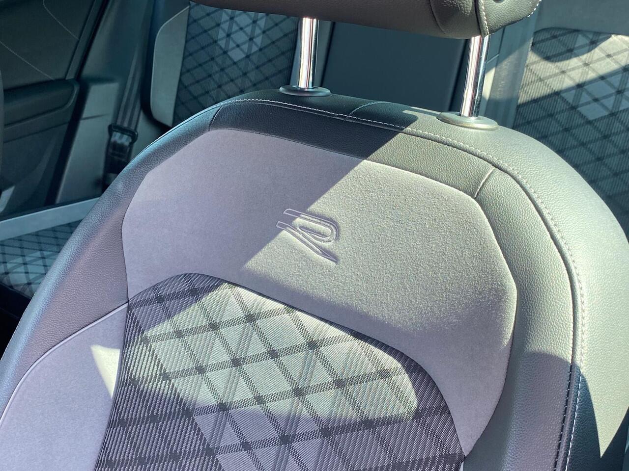 Volkswagen TIGUAN 1.5 TSI 150PK DSG R-Line / Digital Cockpit Pro / Parkeersensoren vóór en achter / Getint Glas / 19'' LMV / VW