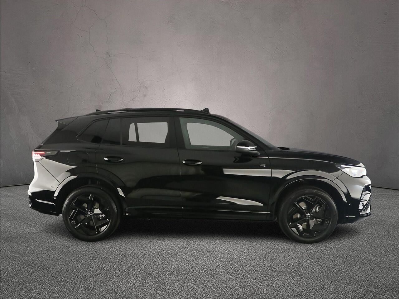 Volkswagen TIGUAN R-Line Edition 1.5 TSI eHybrid 272pk DSG Automaat Trekhaak, Black Style, Panoramadak, Adaptive cruise control, LED koplampen, Achteruitrijcamera