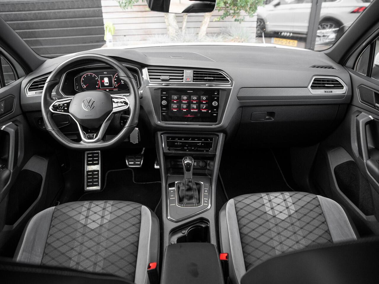 Volkswagen TIGUAN 1.5 TSI R-Line Business+ / Wegklapbare Trekhaak / IQ Light / 19" LMV / Achteruitrijcamera