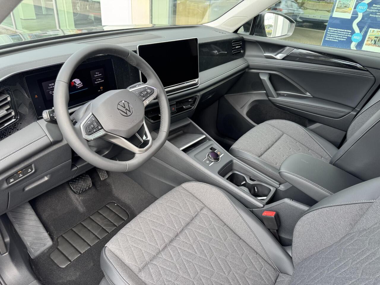 Volkswagen TIGUAN 1.5 eHybrid Life Edition 204 PK | Trekhaak | Adaptief Onderstel | Stoel & Stuur Verwarming | 19" Velgen |