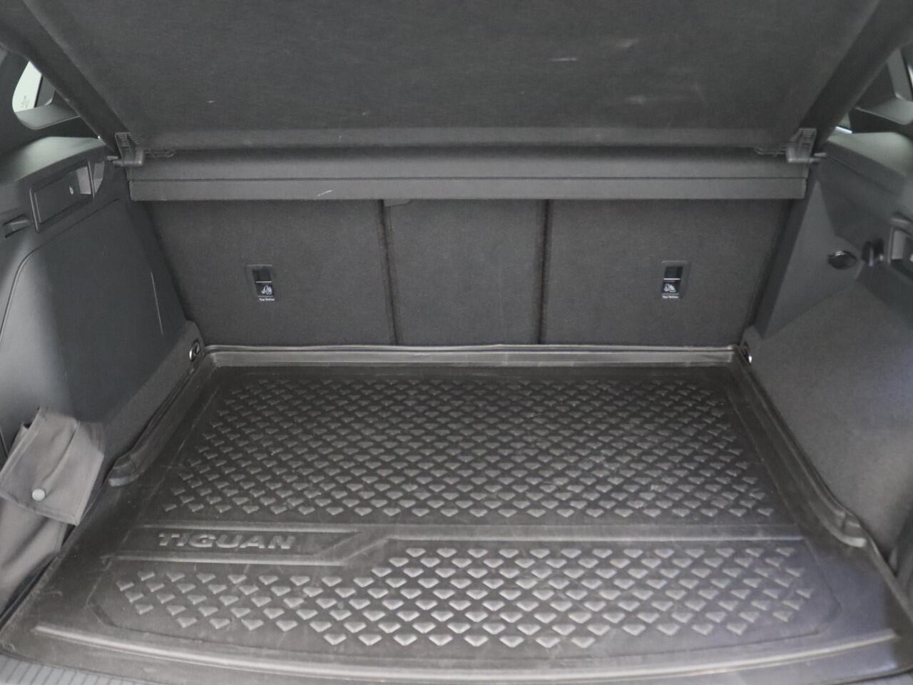 Volkswagen TIGUAN 1.4 TSI eHybrid R-Line Business 245PK DSG Trekhaak, LED-Matrix, Elek. achterklep, 20" Suzuka velgen, Navigatiesysteem, Black Style, Winterpakket