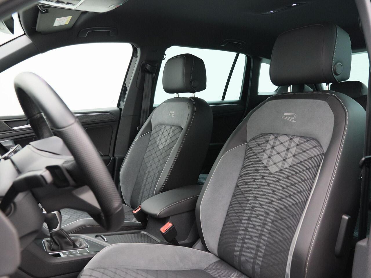 Volkswagen TIGUAN 1.4 TSi 245 Pk eHybrid R-Line Business Automaat | Trekhaak | LED | Stoel en Stuur Verwarming | Adaptive Cruise | Carplay | Navigatiesysteem | Parkeersensoren | Camera | Elektrische Achterklep | 20 Inch | 30.380 Km!!