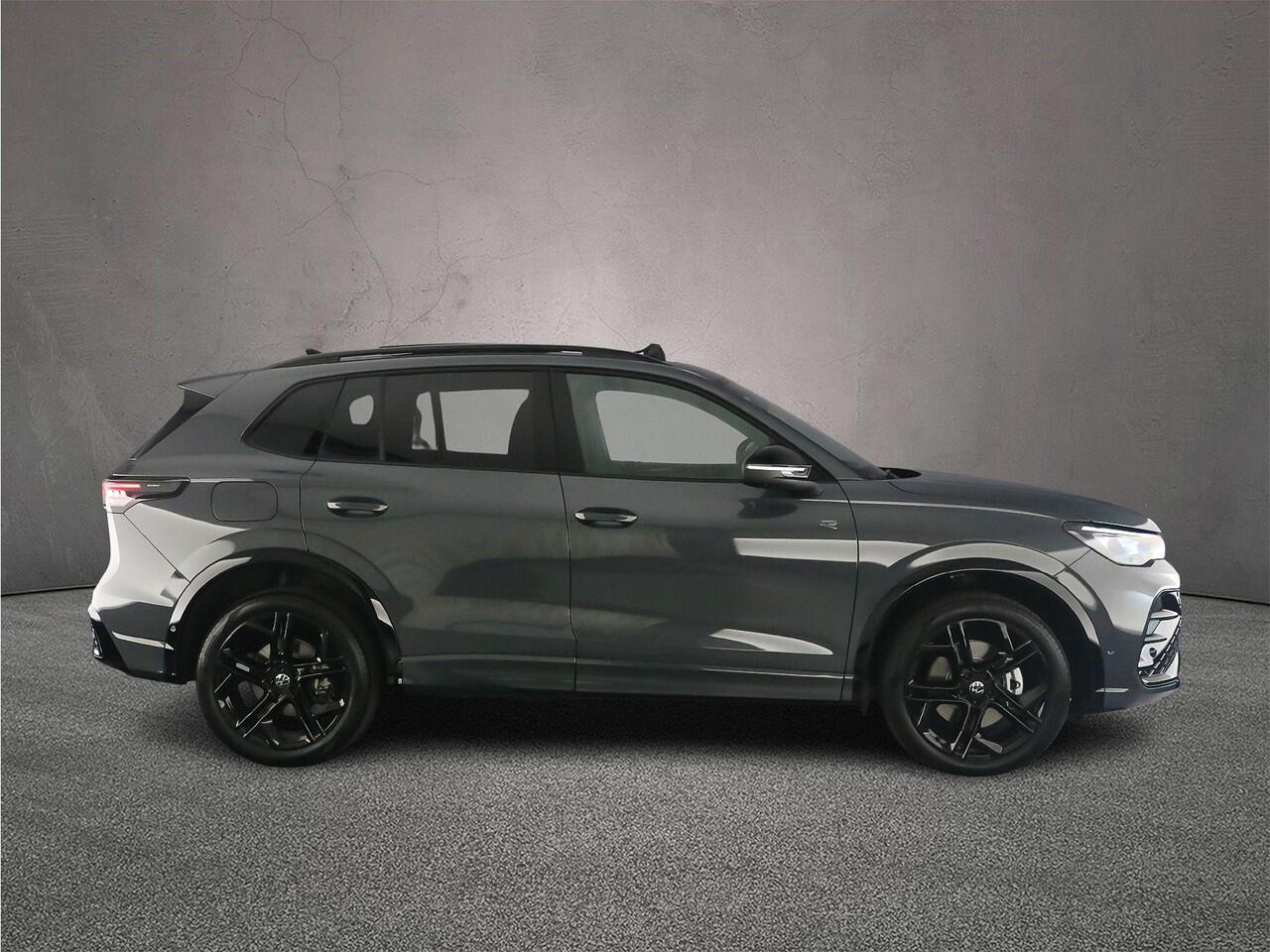 Volkswagen TIGUAN R-Line Edition 1.5 TSI eHybrid 272pk DSG Automaat Trekhaak, Panoramadak, Black Style, 360 camera, Adaptive cruise control, Elektrische achterklep