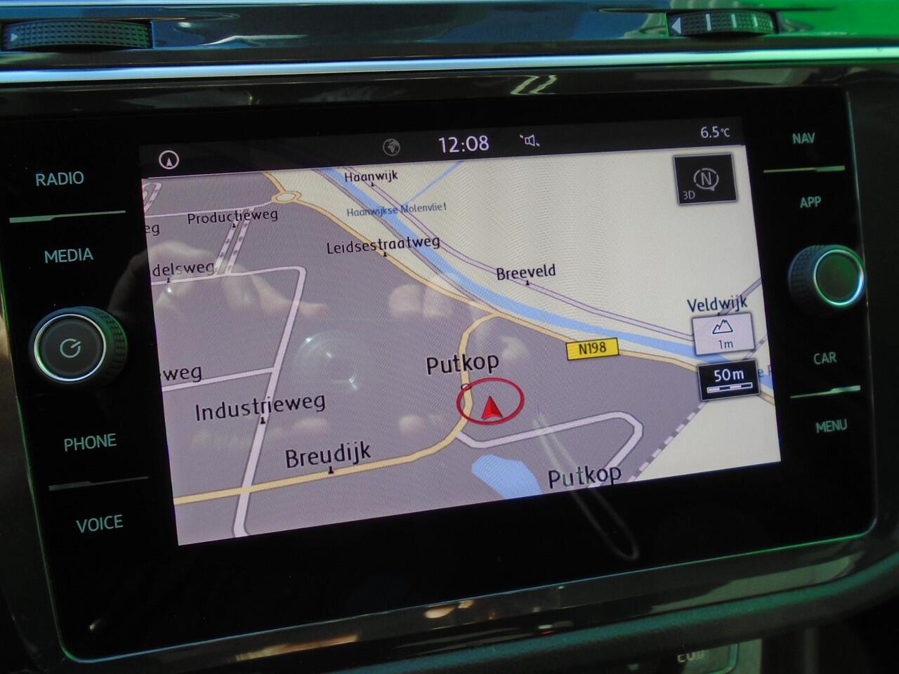 Volkswagen TIGUAN 1.5 TSI Comfortline Business met Trekhaak en Navigatie systeem