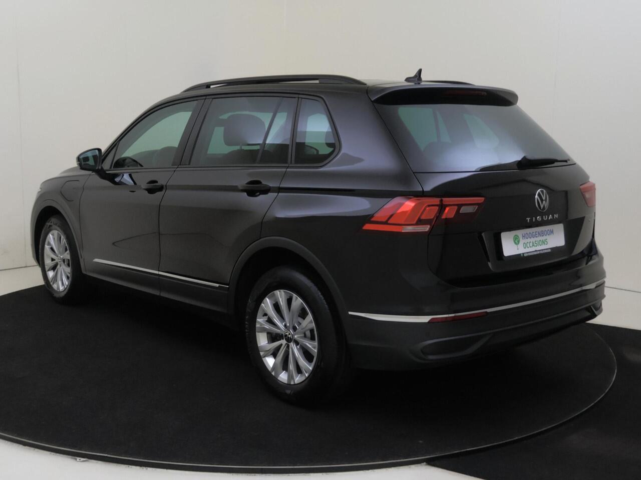 Volkswagen TIGUAN 1.4 TSI eHybrid Life | Panoramadak | Achteruitrijcamera | Stoel- en stuurwielverwarming | 3-zone airco | Navigatie | Digital cockpit Pro | Adaptieve cruise control |