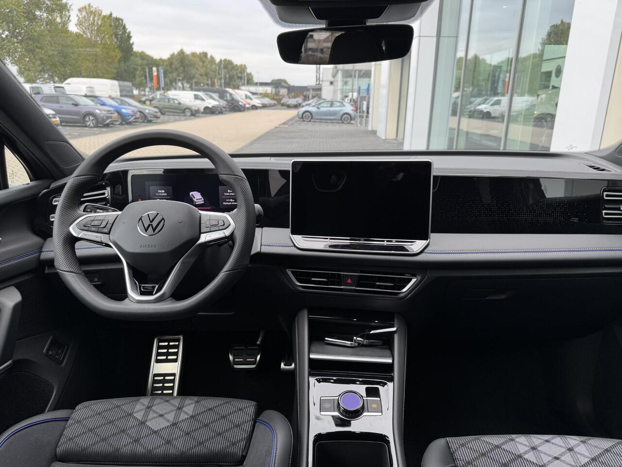 Volkswagen TIGUAN R-Line Edition 1.5 eHybrid 204 PK | Trekhaak | Adaptief Onderstel | Stoel & Stuur Verwarming | Massage stoelen |