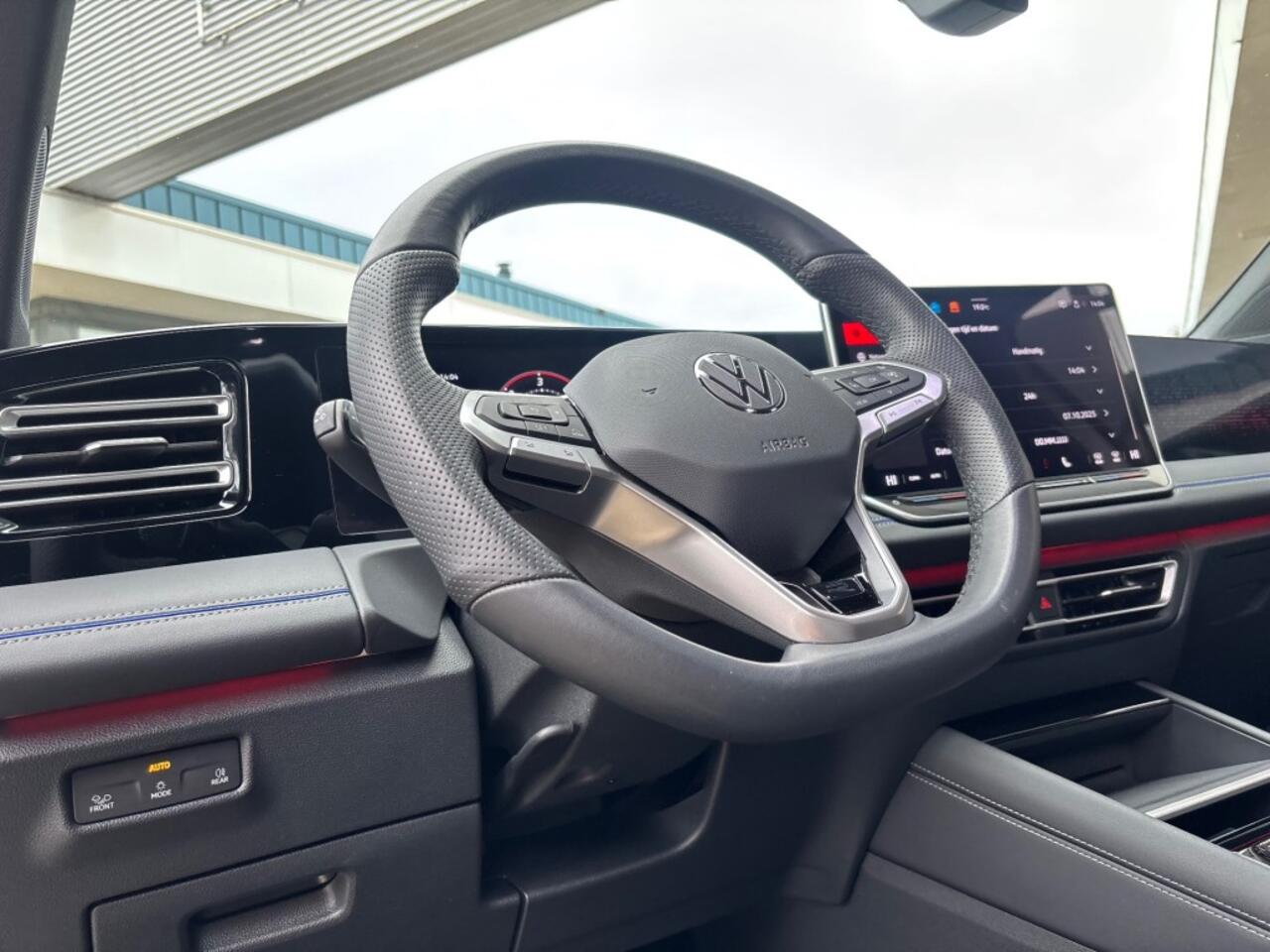 Volkswagen TIGUAN 2.0 TDI R-LINE AUTOMAAT 150PK AIRCO NAVI BIGSCREEN PDC-CAMERA MASSAGE.