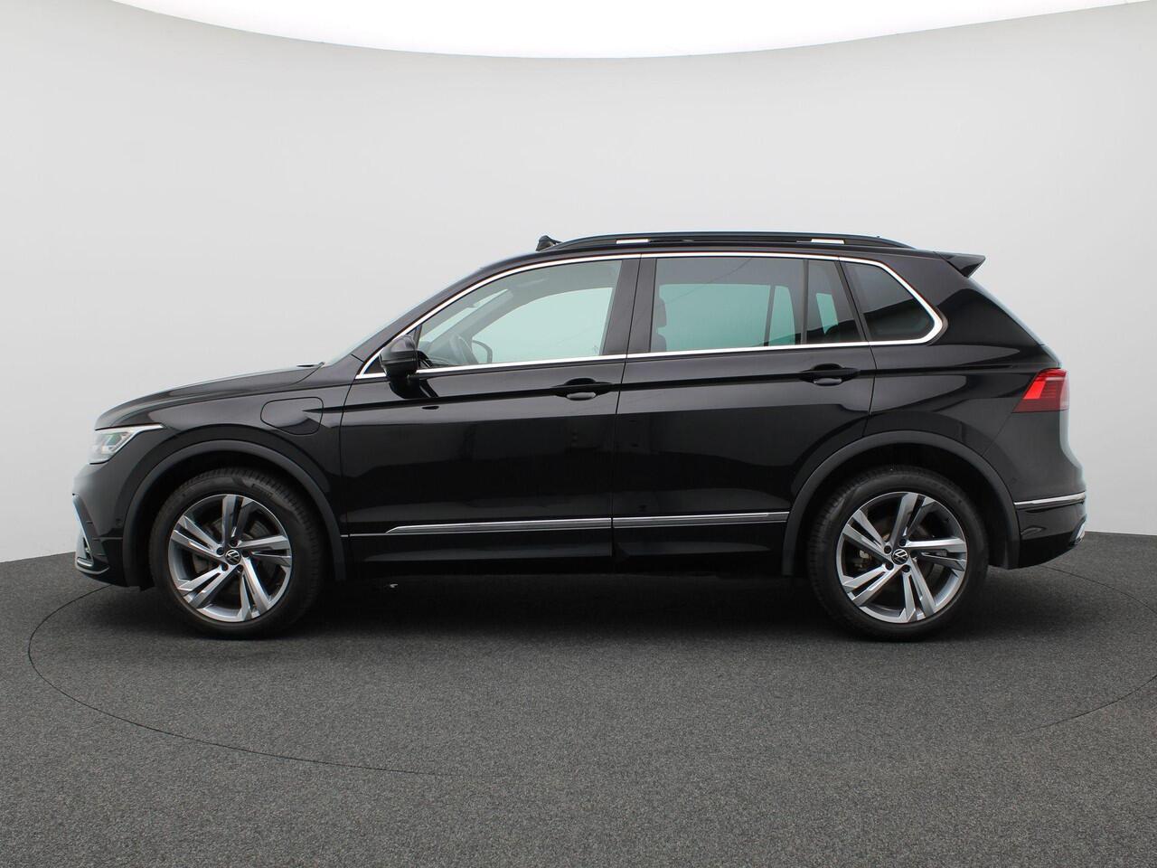 Volkswagen TIGUAN 1.4 TSI eHybrid R-Line Business 245PK DSG Panorama Dak, Trekhaak, Achterruitrijamera, Elektr. Achterklep, Virtual Cockpit, Matrix-LED Verlichting, Adaptieve Cruise Control, Side Assist, Stuur- en Stoelverwarming, Park Assist, 19" LM Velgen