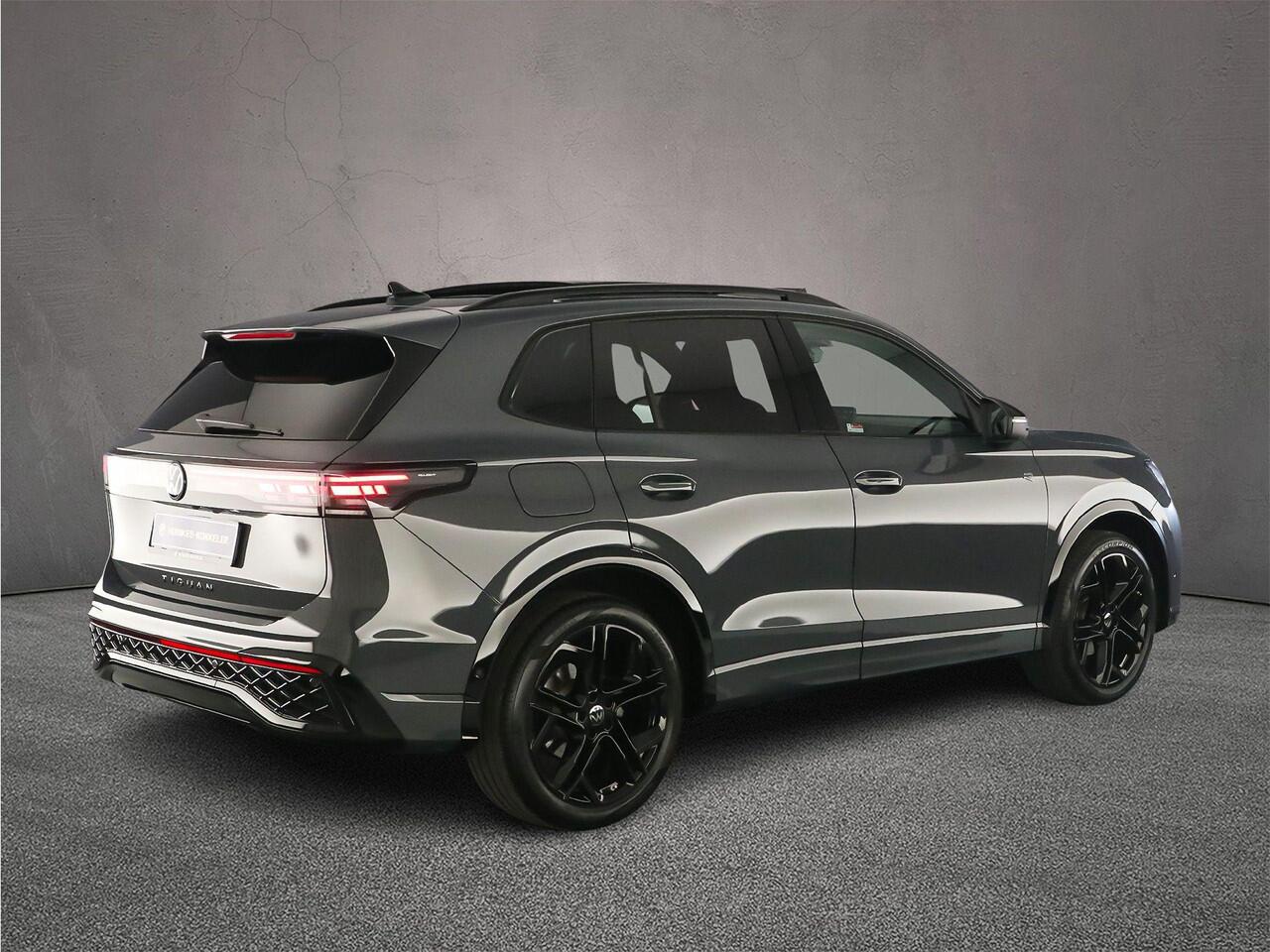 Volkswagen TIGUAN R-Line Edition 1.5 eTSI 150pk DSG Automaat Trekhaak, Panoramadak, Harman Kardon audio, Navigatie, Adaptive cruise control, Elektrische achterklep, Achteruitrijcamera