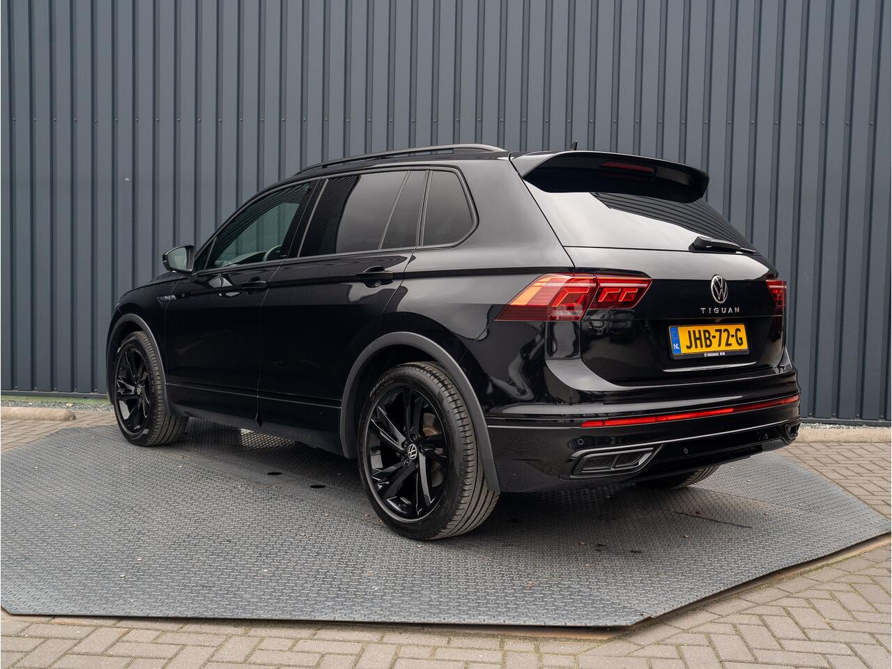 Volkswagen TIGUAN 1.5 TSI R-Line Black Style | Panodak | Elk. A-klep | IQ Light | Camera | Prijs Rijklaar!!