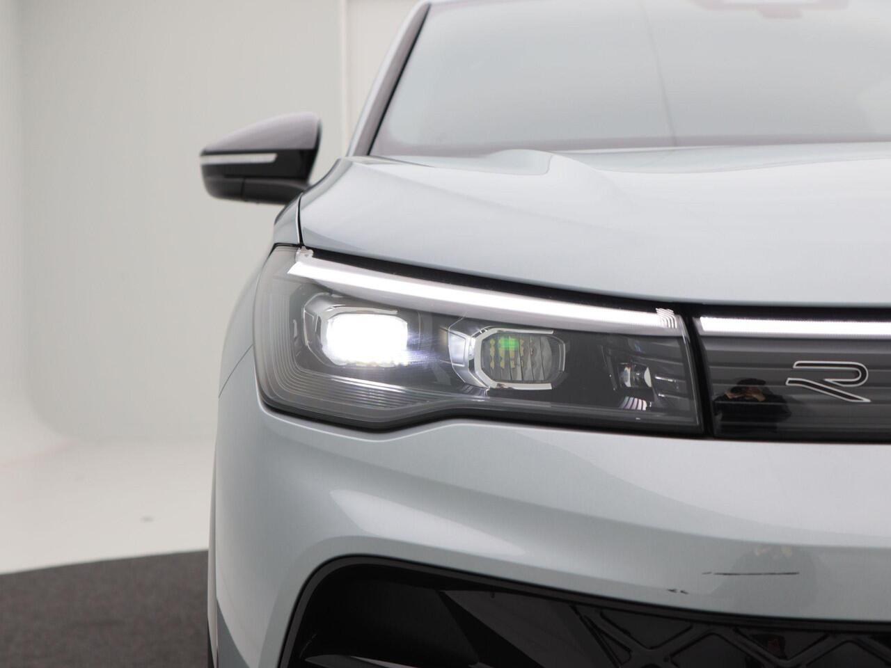 Volkswagen TIGUAN R-Line Edition 1.5 eHybrid 204 PK | Trekhaak | Panoramadak | Adaptief Onderstel | Black Style |