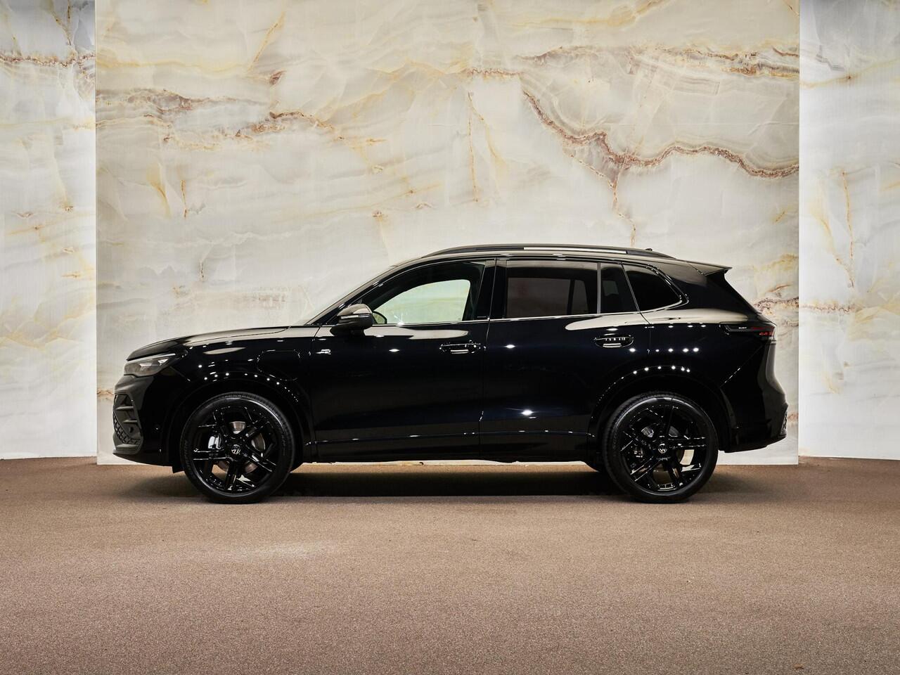 Volkswagen TIGUAN 1.5 eHybrid R-Line, 20", pano, massage, ACC, DCC, IQ.Light, Black Style, tr.haak