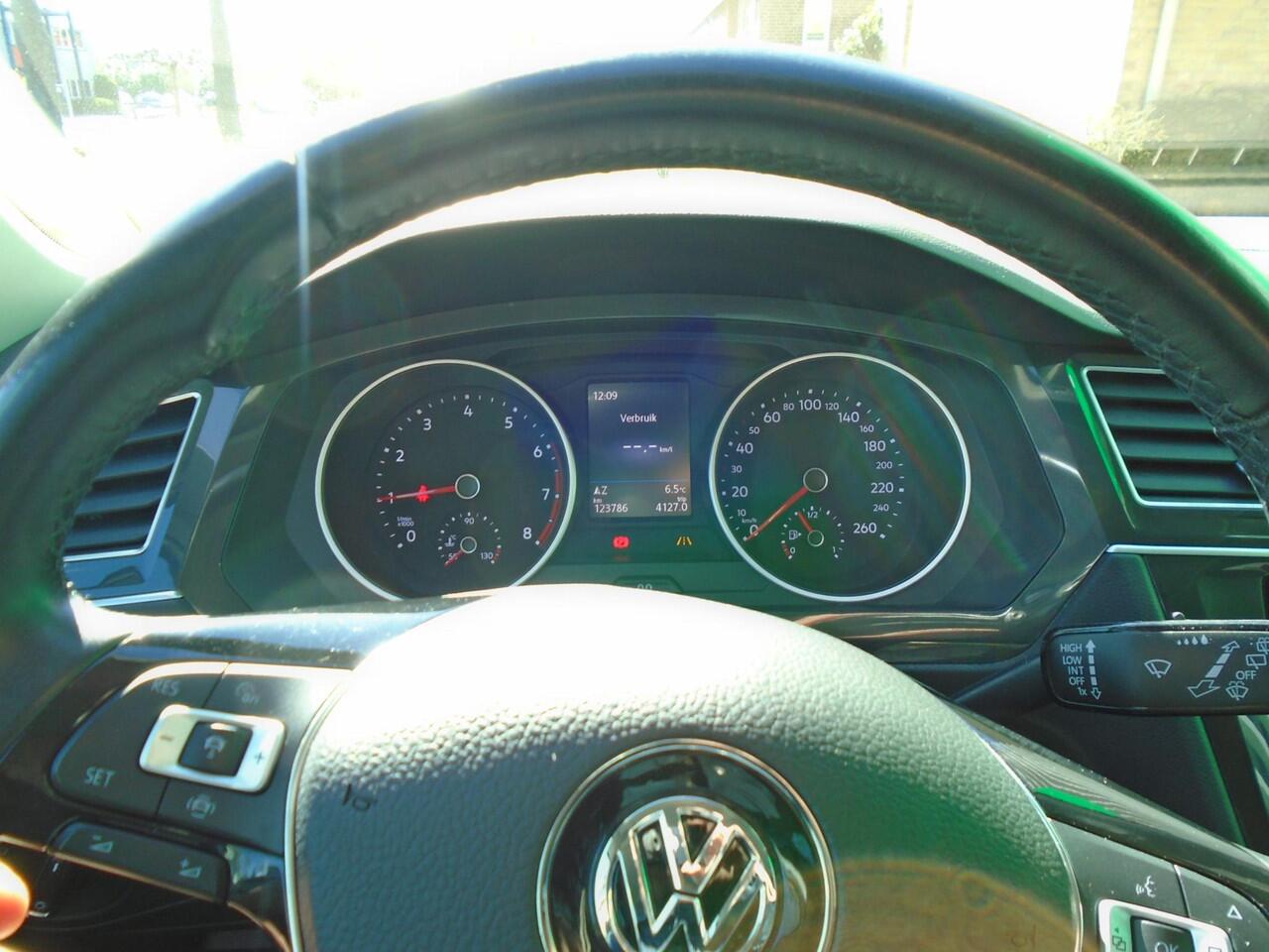 Volkswagen TIGUAN 1.5 TSI Comfortline Business met Trekhaak en Navigatie systeem