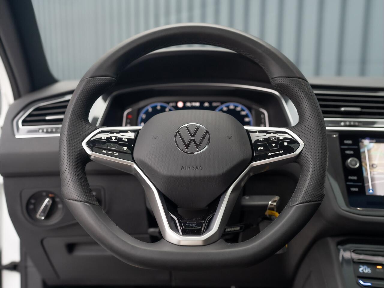 Volkswagen TIGUAN 1.5 TSI R-Line Business+ | Black Style | Panodak | Headup | IQ Light | Camera | Elk. A-klep | Prijs Rijklaar!!