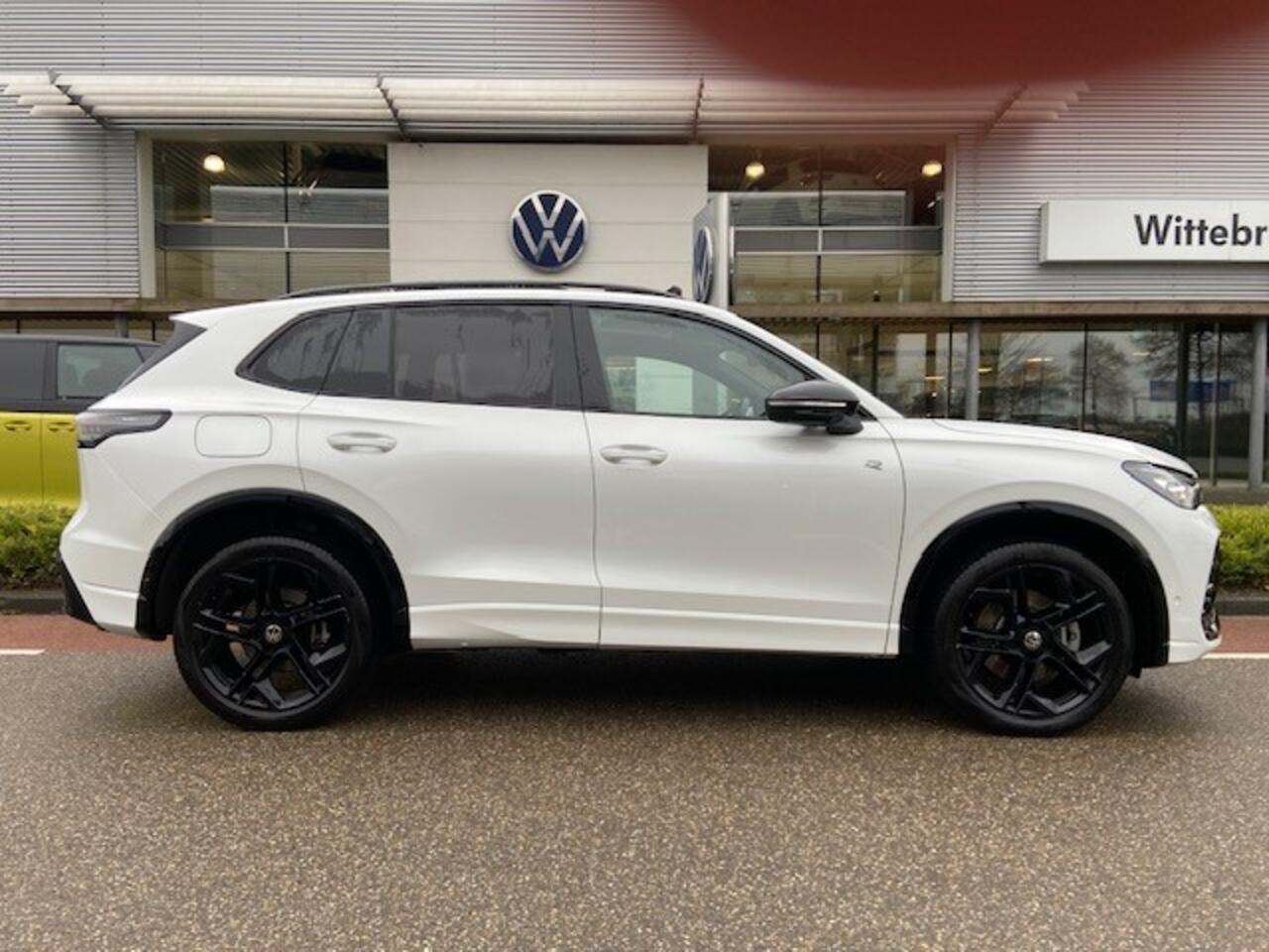 Volkswagen TIGUAN 1.5 eHybrid R-Line Edition / App connect / PANODAK / 20"LMV / 360" CAMERA / Leder interieur / Trekhaak / R-Line