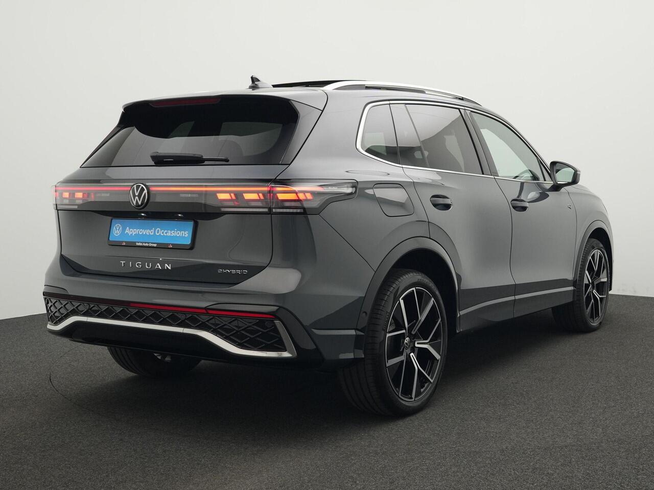 Volkswagen TIGUAN 1.5 eHybrid 204 pk DSG R-Line Edition | Panoramadak | Adaptive Cruise | Side Assist | Park Assist | 20 inch