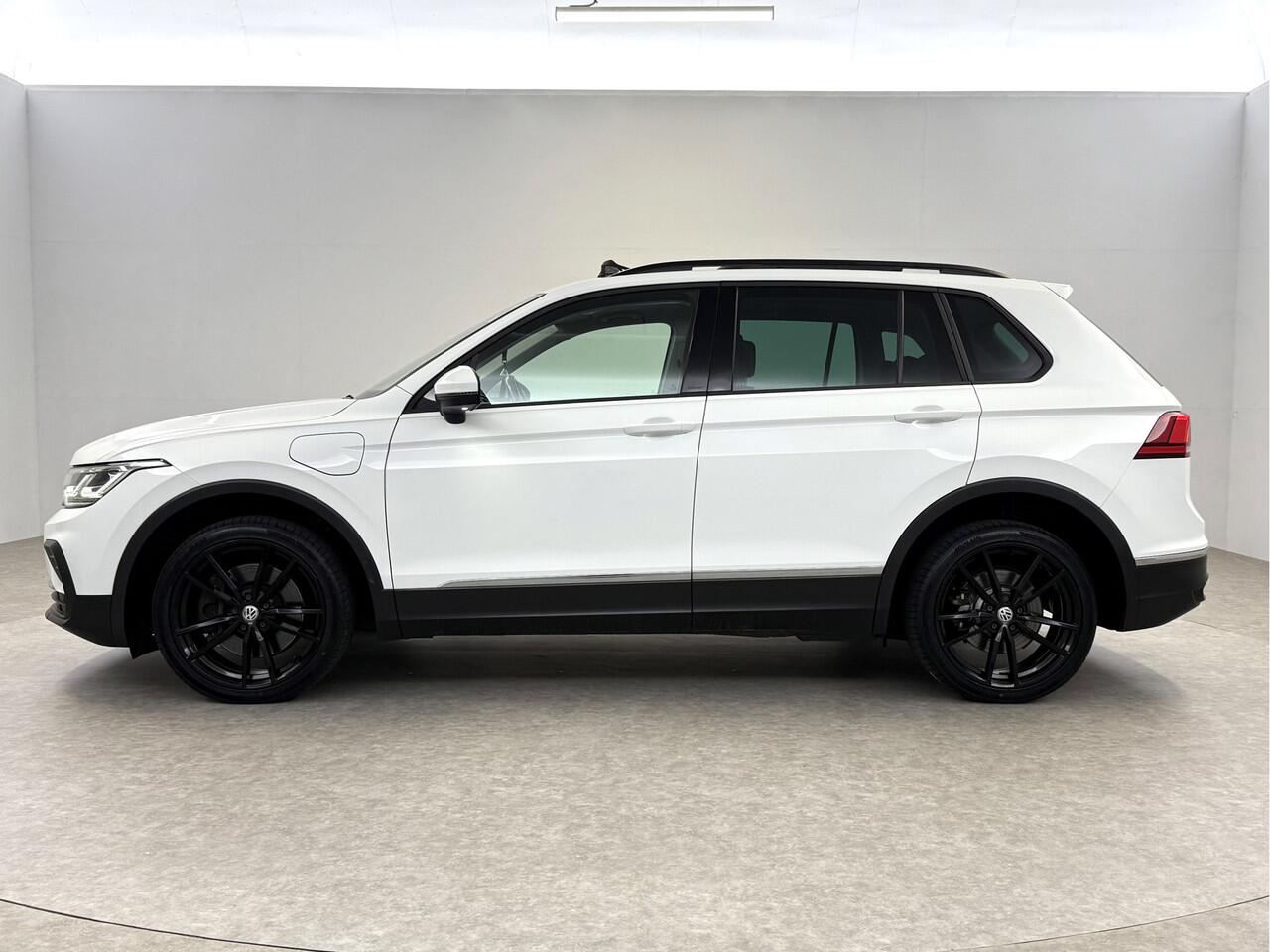 Volkswagen TIGUAN 1.4 TSI eHybrid 225PK R-Line | SOH 93% | Pano | IQ Light | Virtual | Camera | Stuur/Stoelverw. | Adap. Cruise | Carplay | Trekh.