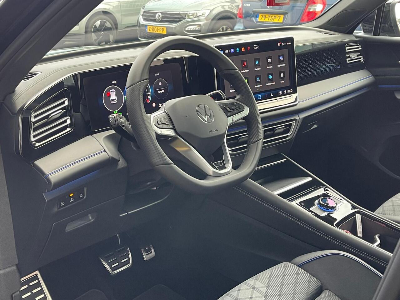 Volkswagen TIGUAN 1.5 eHybrid R-Line Edition / 272pk / Black Style / Trekhaak / 20'' LMV / Panoramadak / VW