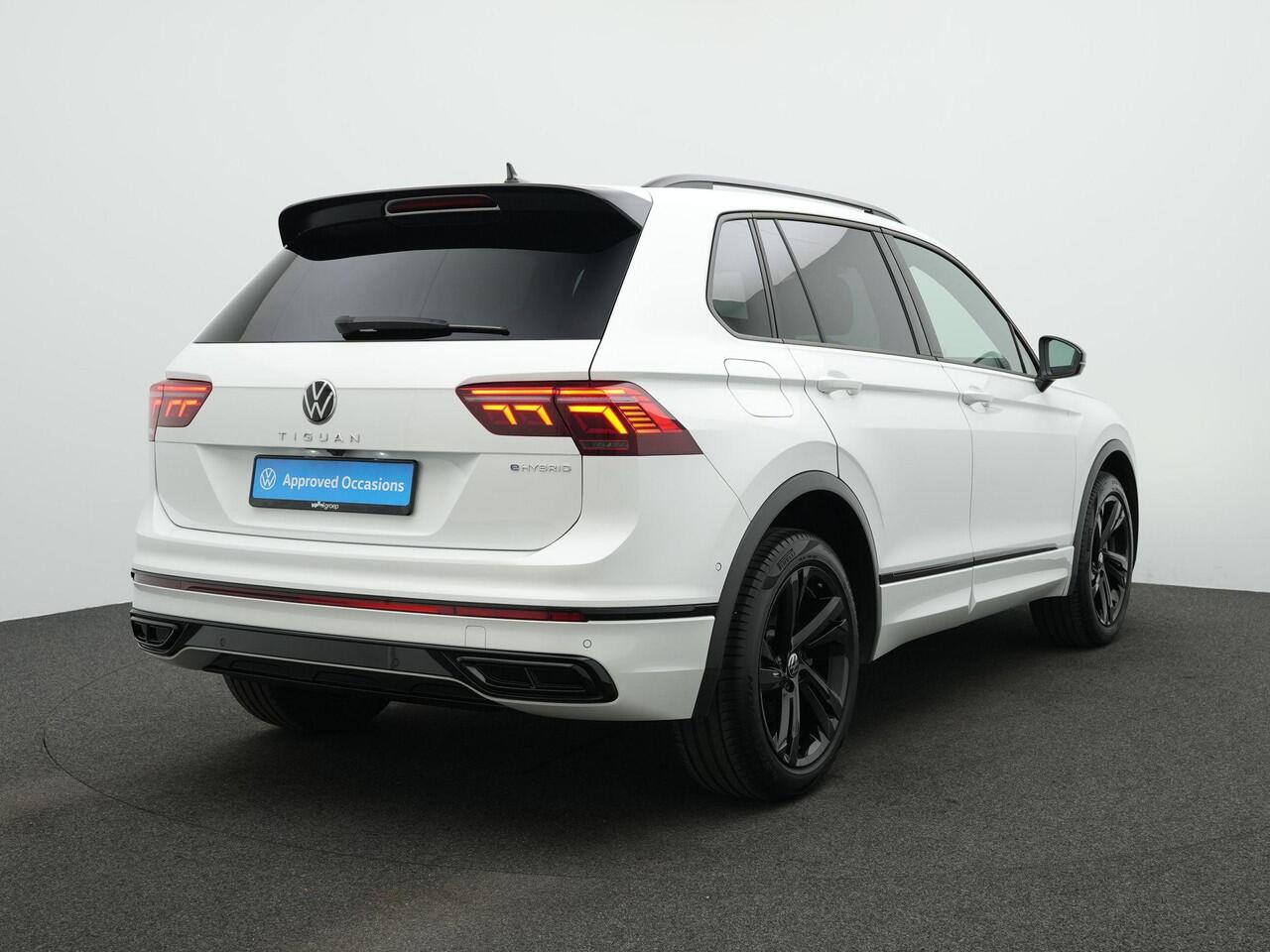 Volkswagen TIGUAN 1.4 TSI eHybrid 245 pk DSG R-Line | Trekhaak | Navigatie Discover Pro | Leder | Geheugenstoelen | 360 camera | IQ Light | Stuur-/stoelverwarming