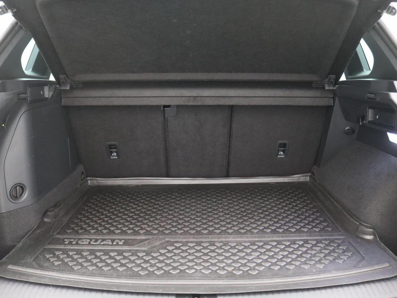 Volkswagen TIGUAN 1.4 TSI eHybrid R-Line Business+ 245PK DSG SOH 88%, Leder, Memorystoel, Trekhaak, Stoel-Stuurverwarming, Achteruitrijcamera,