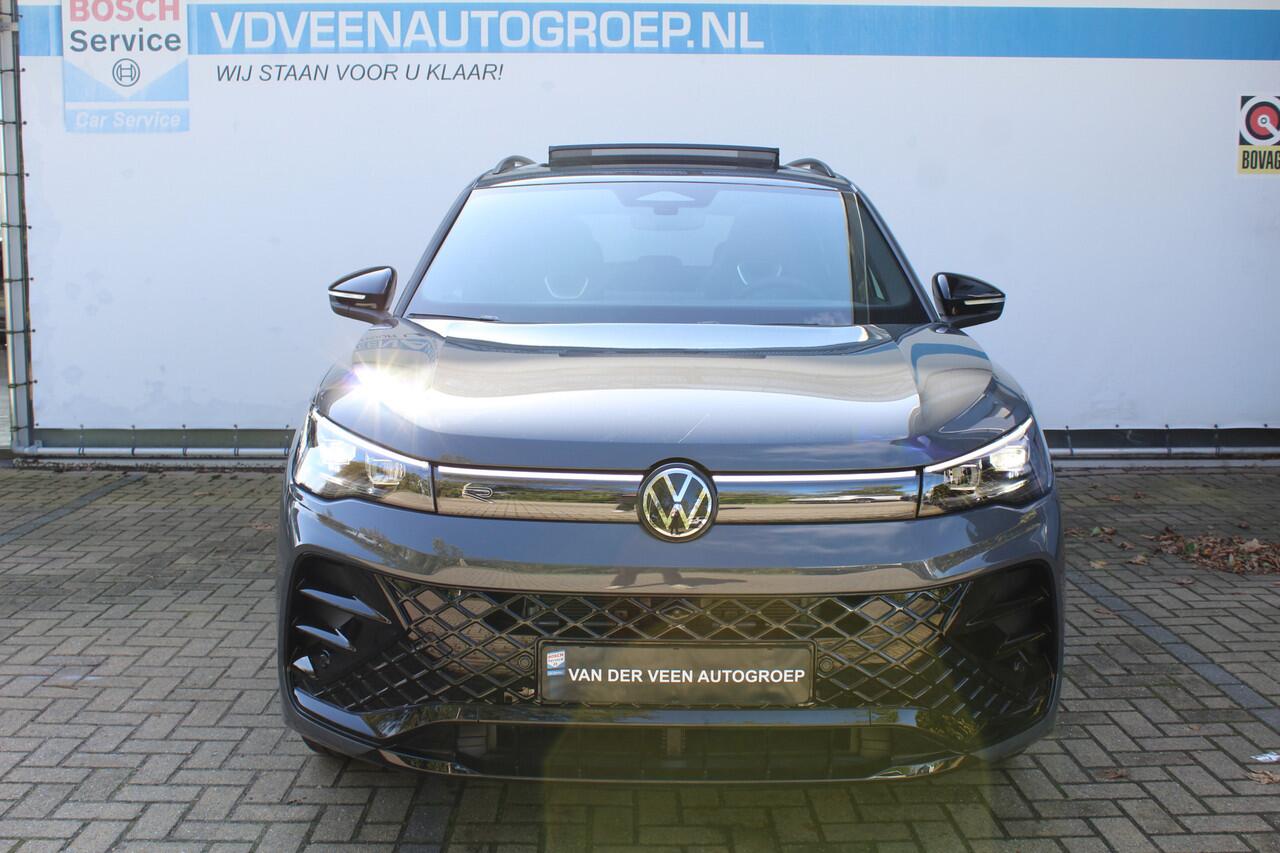 Volkswagen TIGUAN 1.5 eHybrid R-Line Edition | Direct Leverbaar !! | Head-Up Display | Panoramdak | Massage stoelen | 360 Camera | 272 PK | Massage Stoelen | IQ.Lights | Elektrische Kofferklep | Stoel/Stuur Verwarming | Draadloze Telefoonlader | Virtual Cockpit | Adaptive 