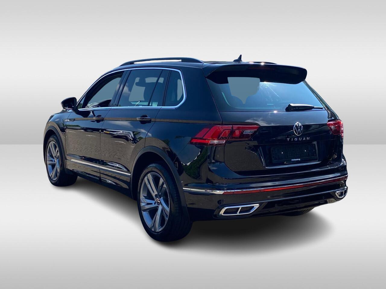 Volkswagen TIGUAN 1.5 TSI 150PK DSG R-Line / Digital Cockpit Pro / Parkeersensoren vóór en achter / Getint Glas / 19'' LMV / VW