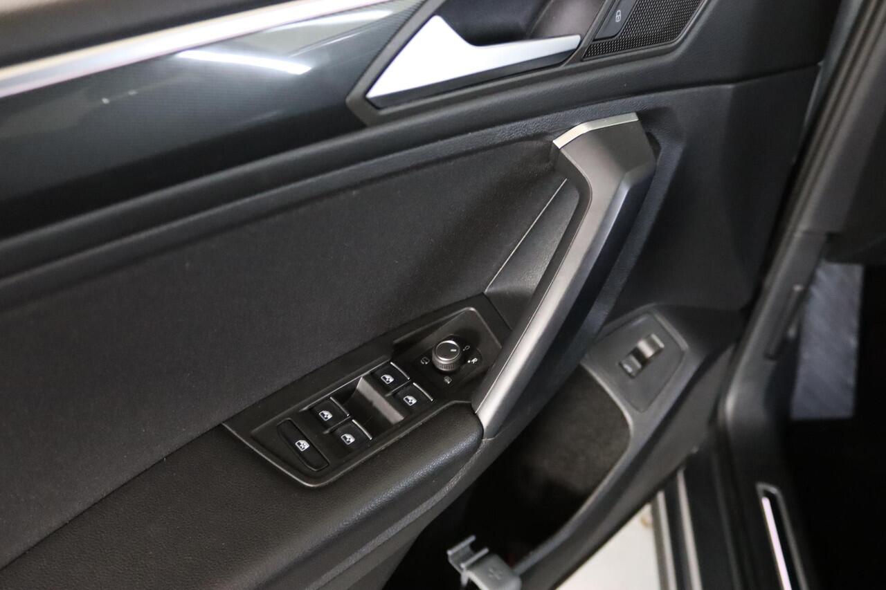 Volkswagen TIGUAN Allspace 1.5 TSI, Highline R-Line, 7-Persoons, Elek. Trekhaak, Panoramadak, Apple Carplay/Android Auto, Led, Massage, Camera,