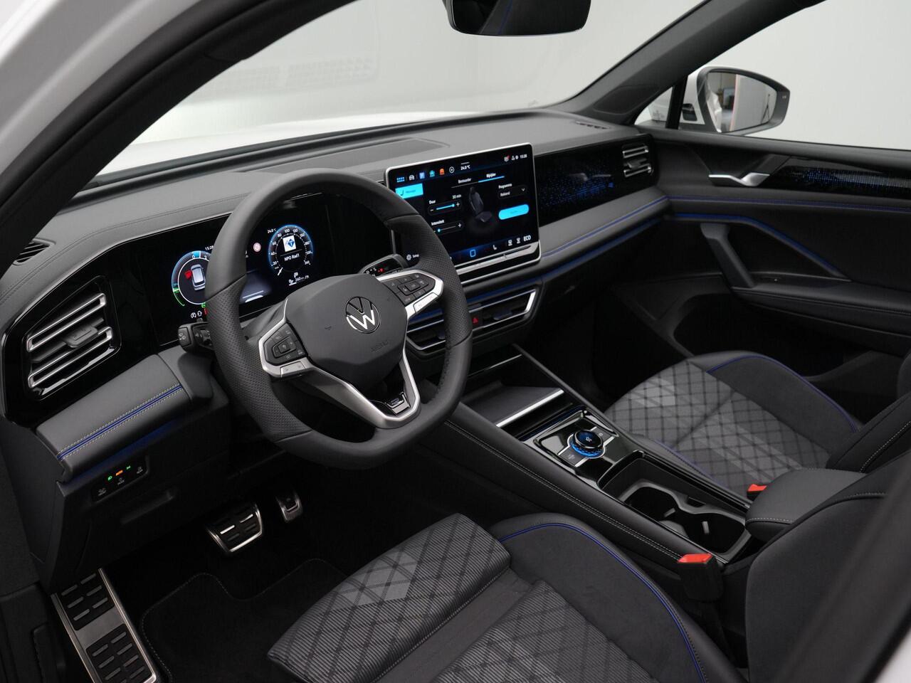 Volkswagen TIGUAN 1.5 eHybrid 272 pk DSG R-Line Edition | Panoramadak | Trekhaak | Adaptief onderstel | Achteruitrijcamera | Massage