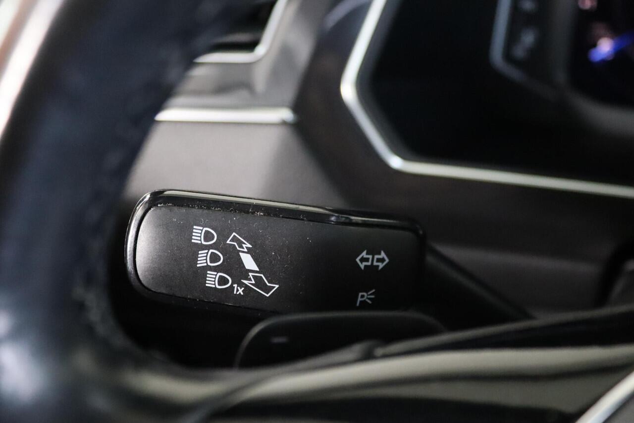 Volkswagen TIGUAN Allspace 1.5 TSI, Highline R-Line, 7-Persoons, Elek. Trekhaak, Panoramadak, Apple Carplay/Android Auto, Led, Massage, Camera,