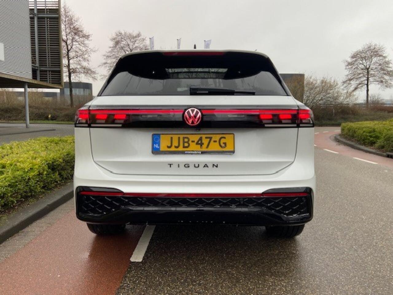 Volkswagen TIGUAN 1.5 eHybrid R-Line Edition / App connect / PANODAK / 20"LMV / 360" CAMERA / Leder interieur / Trekhaak / R-Line