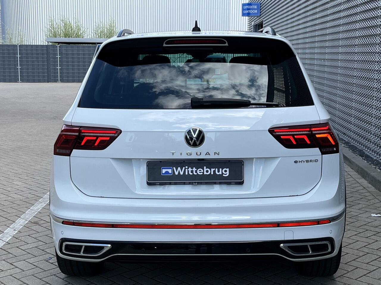 Volkswagen TIGUAN 1.4 TSI eHybrid 245PK R-Line Business+ / Panoramadak / Zwenkbare Trekhaak / R-Line Exterieur + Interieur / 360 Camera / Stuur + Stoelverwarming **