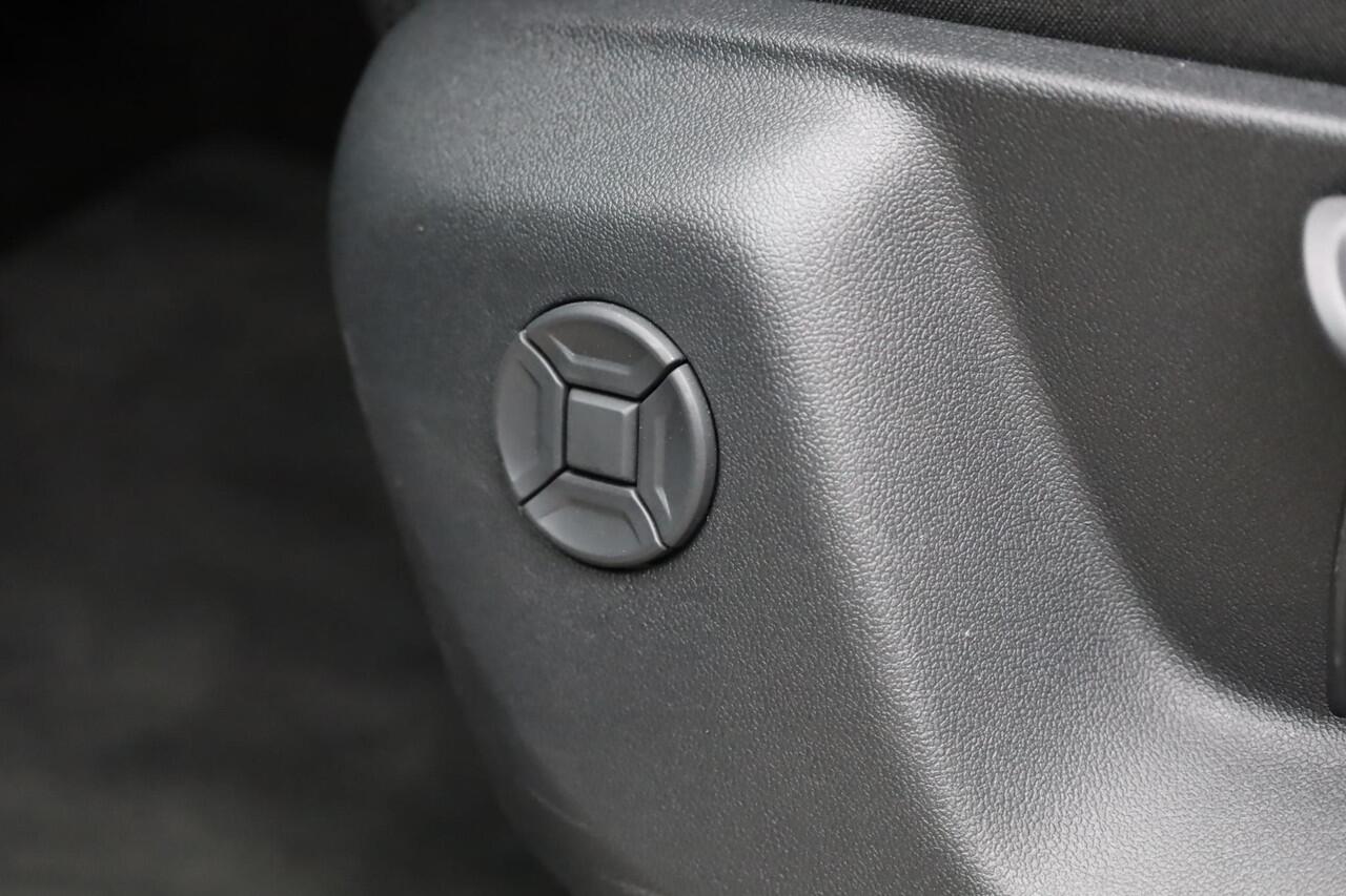 Volkswagen TIGUAN 1.5 eTSI Life Edition 130PK / 96kW, Achteruitrijcamera (rear view), rondomzichtcamera (area view), wegklapbare trekhaak, 60 mnd / 100.000km garantie, stoel- en stuurwielverwarming, ambiente verlichting, navigatie, Apple Carplay / Android Auto, privacy gla