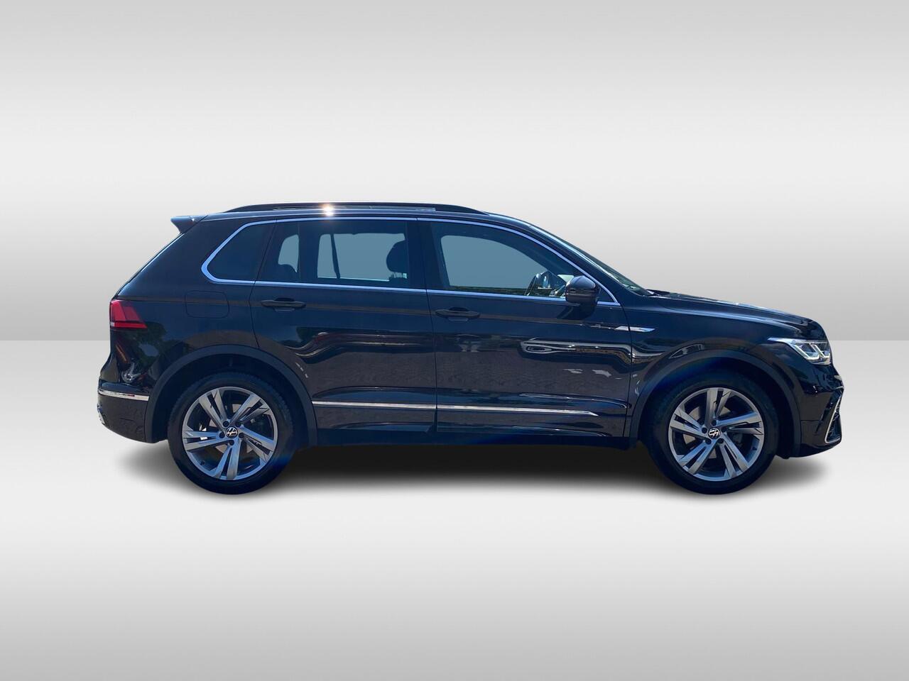 Volkswagen TIGUAN 1.5 TSI 150PK DSG R-Line / Digital Cockpit Pro / Parkeersensoren vóór en achter / Getint Glas / 19'' LMV / VW