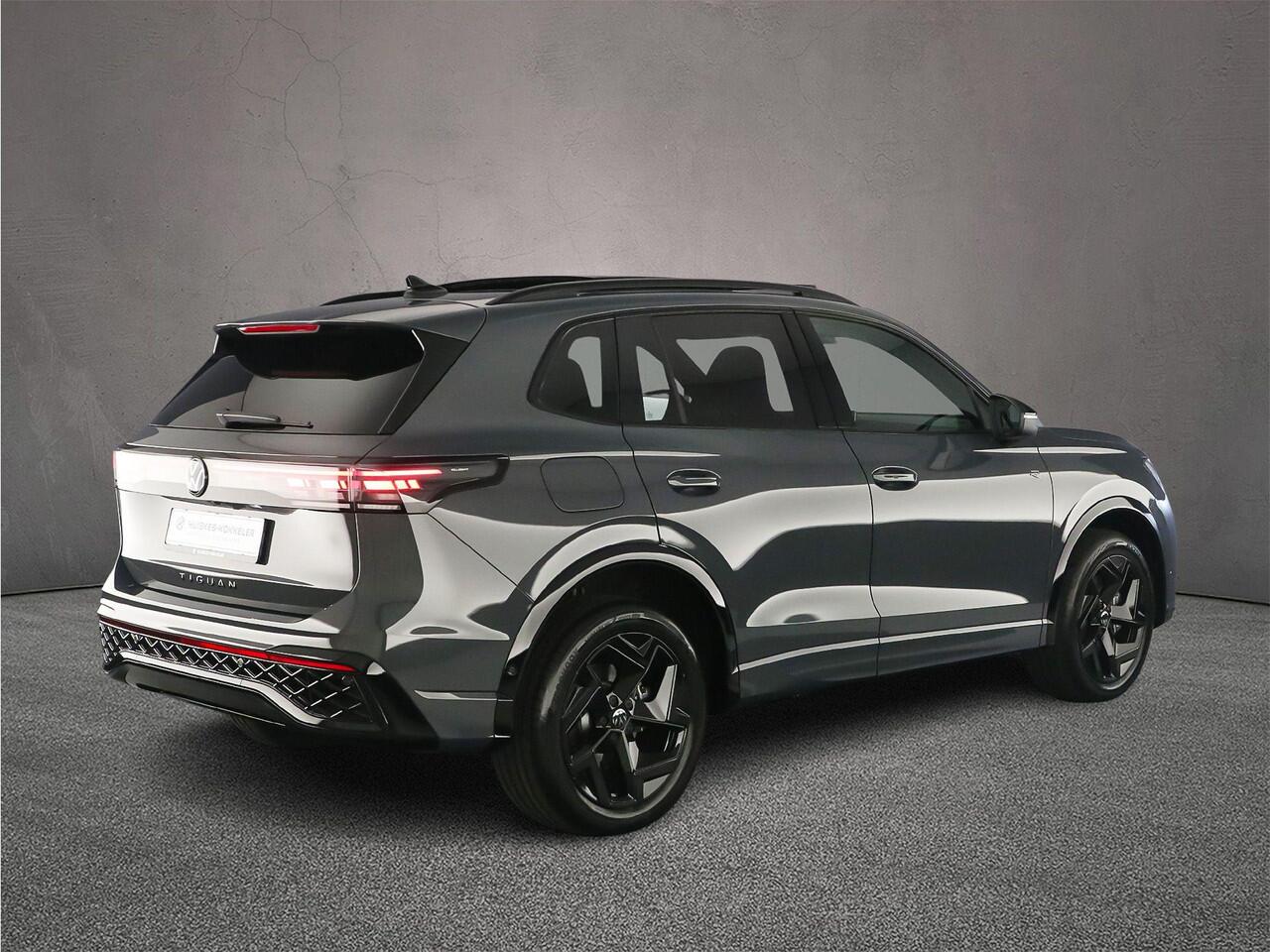 Volkswagen TIGUAN R-Line Edition 1.5 TSI eHybrid 272pk DSG Automaat Trekhaak, Panoramadak, Adaptive cruise control, Black Style, Achteruitrijcamera, Elektrische achterklep