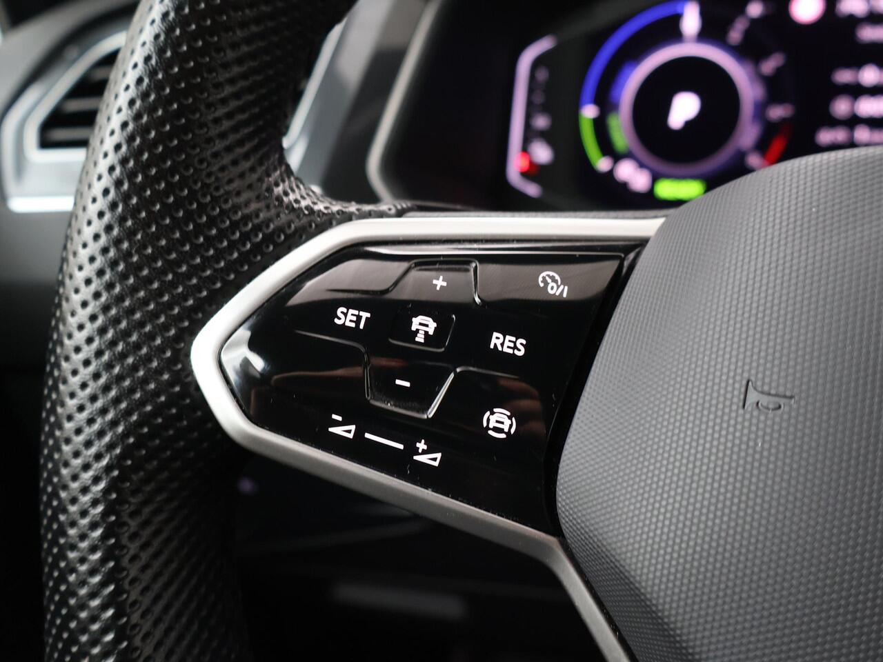 Volkswagen TIGUAN 1.4 TSI eHybrid R-Line Business+ | 245PK | SoH 89% | Multifunctioneel stuurwiel | Cruisecontrol | Achteruitrij camera |