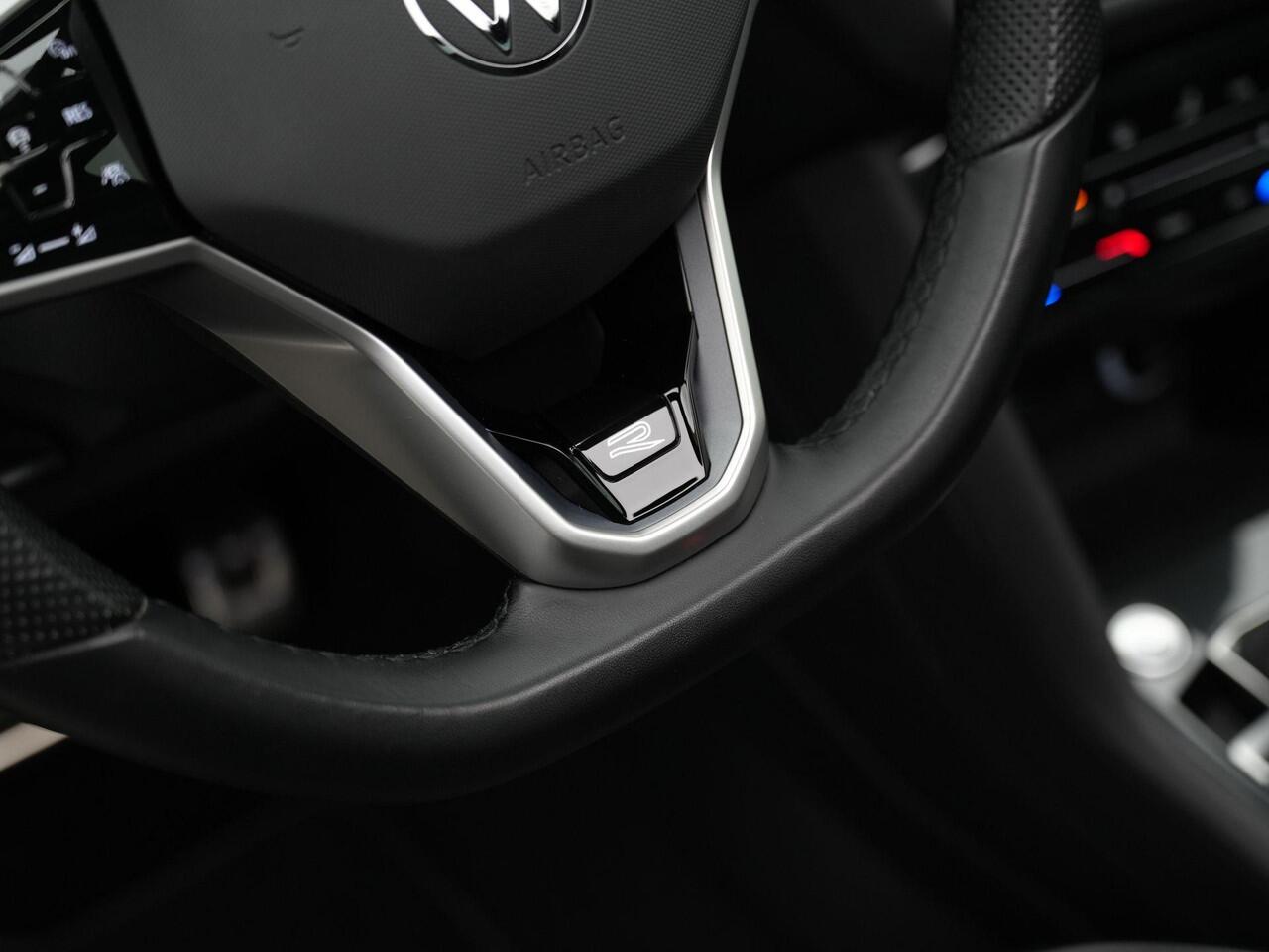 Volkswagen TIGUAN 1.4 TSI eHybrid 245 pk DSG R-Line | Panoramadak | Trekhaak | Navigatie Discover Pro | Leder | Geheugenstoelen | Adaptief onderstel | 360 camera | IQ Light