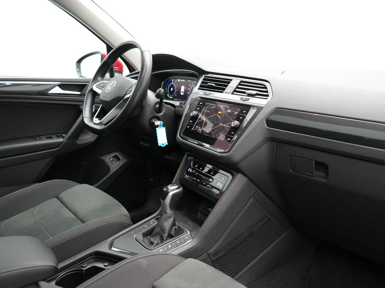 Volkswagen TIGUAN 1.4 TSI eHybrid Elegance Plug In Hybrid 245pk Dealer O.H. PHEV | Trekhaak Af Fabriek | Panodak | Head Up | Adaptive Cruise | 360 Camera | Alcantara Stoelen Massage & Verwarmd | IQ Light | Sfeerverlichting | Stuur Verwarmd | Apple Carplay |