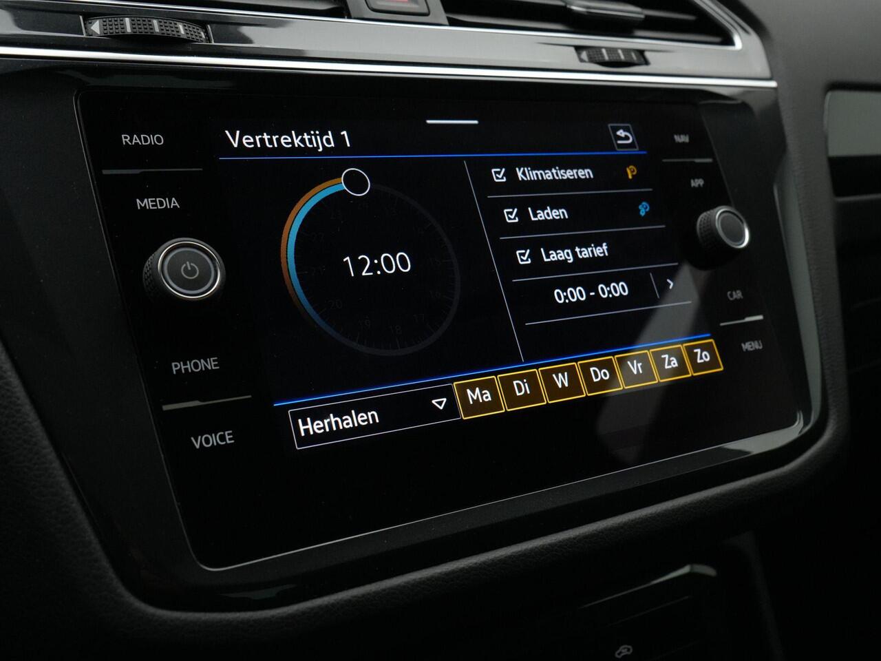 Volkswagen TIGUAN 1.4 TSI 245 pk DSG eHybrid Elegance | Panoramadak | IQ Light | Standkachel | Achteruitrijcamera | Park Assist | Keyless | 18 inch