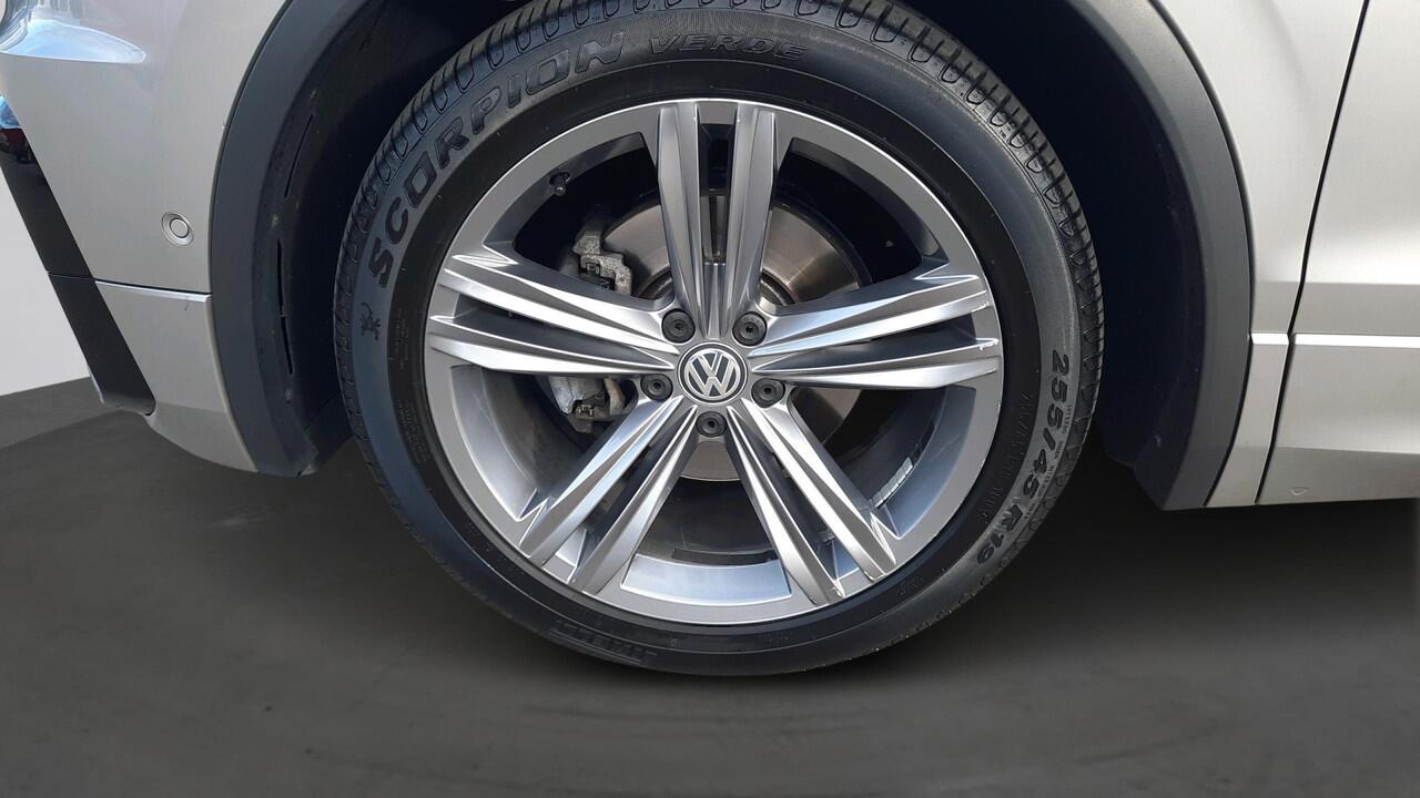 Volkswagen TIGUAN 1.5 TSI 150pk Automaat Highline Business R Advance / Panoramadak / Trekhaak / Massage