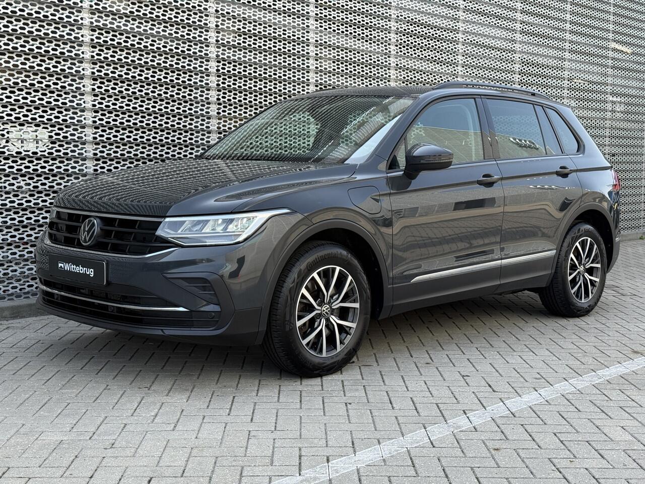 Volkswagen TIGUAN 1.4 TSI 245PK DSG eHybrid Life / Panoramadak / Virtual Cockpit / Elec. Trekhaak / Stuur & Stoelverwarming / LED / Navigatie / 17'' LMV **