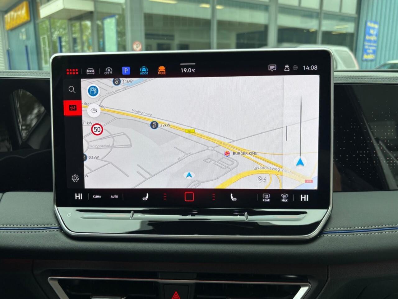 Volkswagen TIGUAN 2.0 TDI R-LINE AUTOMAAT 150PK AIRCO NAVI BIGSCREEN PDC-CAMERA MASSAGE.