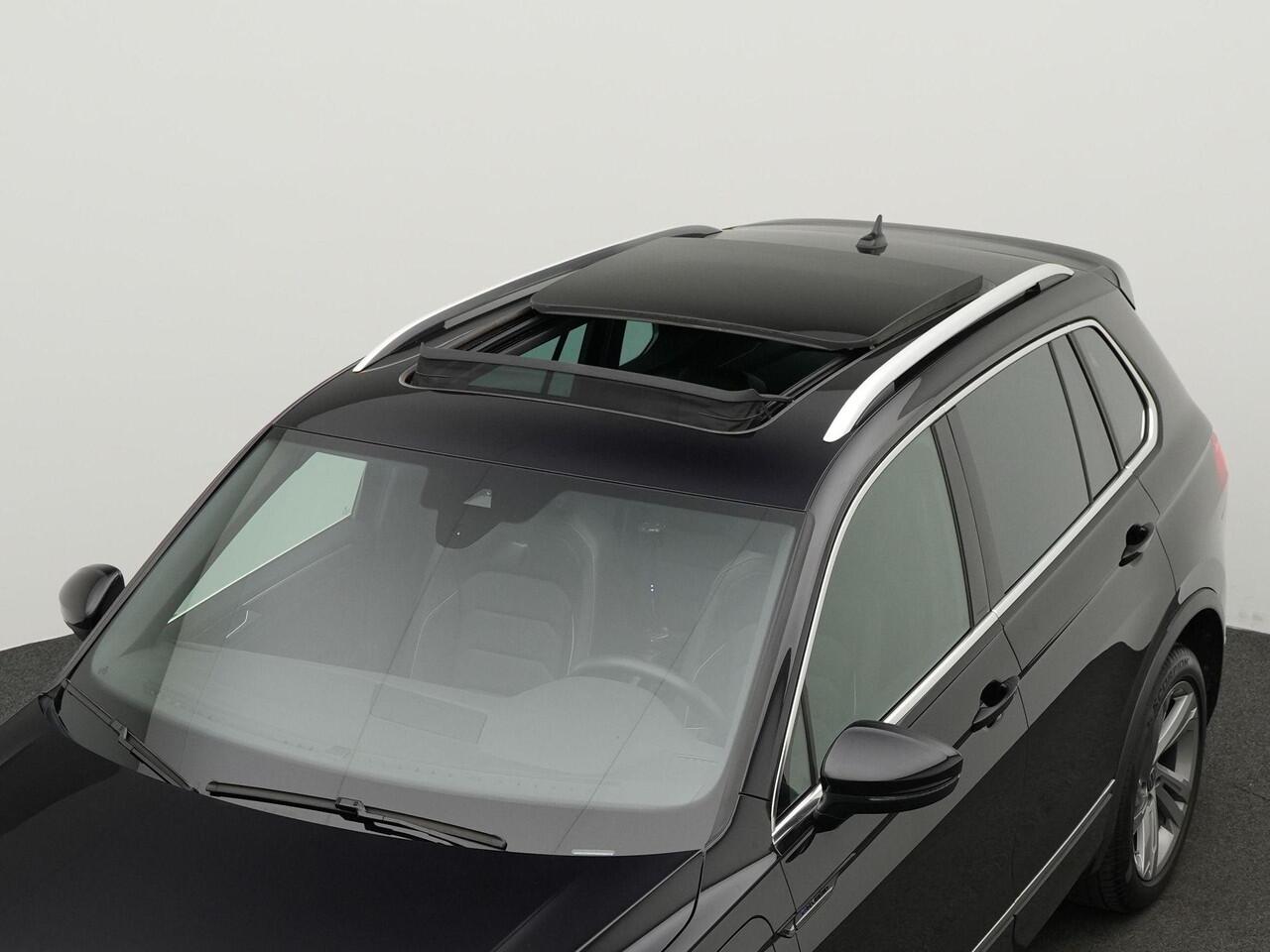 Volkswagen TIGUAN 1.4 TSI eHybrid 245 pk DSG R-Line Business | Panoramadak | Leder | Geheugenstoelen | Rondomzicht camera | IQ Light