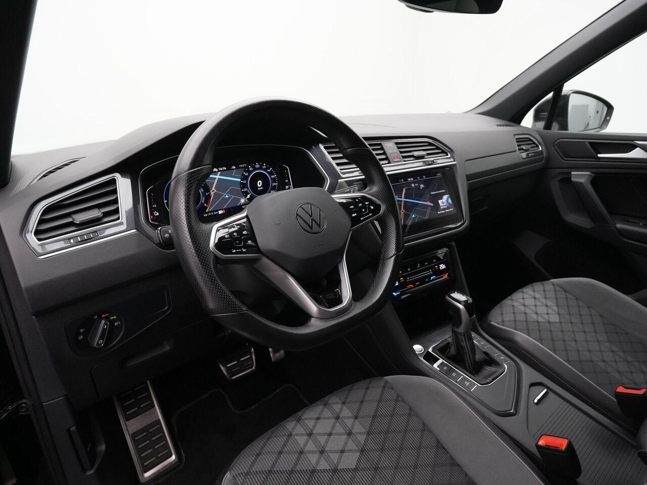 Volkswagen TIGUAN 1.4 TSI eHybrid 245 pk DSG R-Line | Navigatie Discover Pro | Adaptief onderstel | Stuur-/achterbankverwarming | Achteruitrijcamera