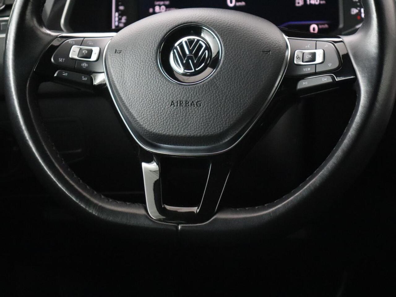 Volkswagen TIGUAN Allspace 1.5 TSI R Line 7-Persoons | Panoramadak | Stoelverwarming | Trekhaak | Massage | Keyless | 19'' | Camera | Carplay | Adaptive cruise | Full LED | Navigatie