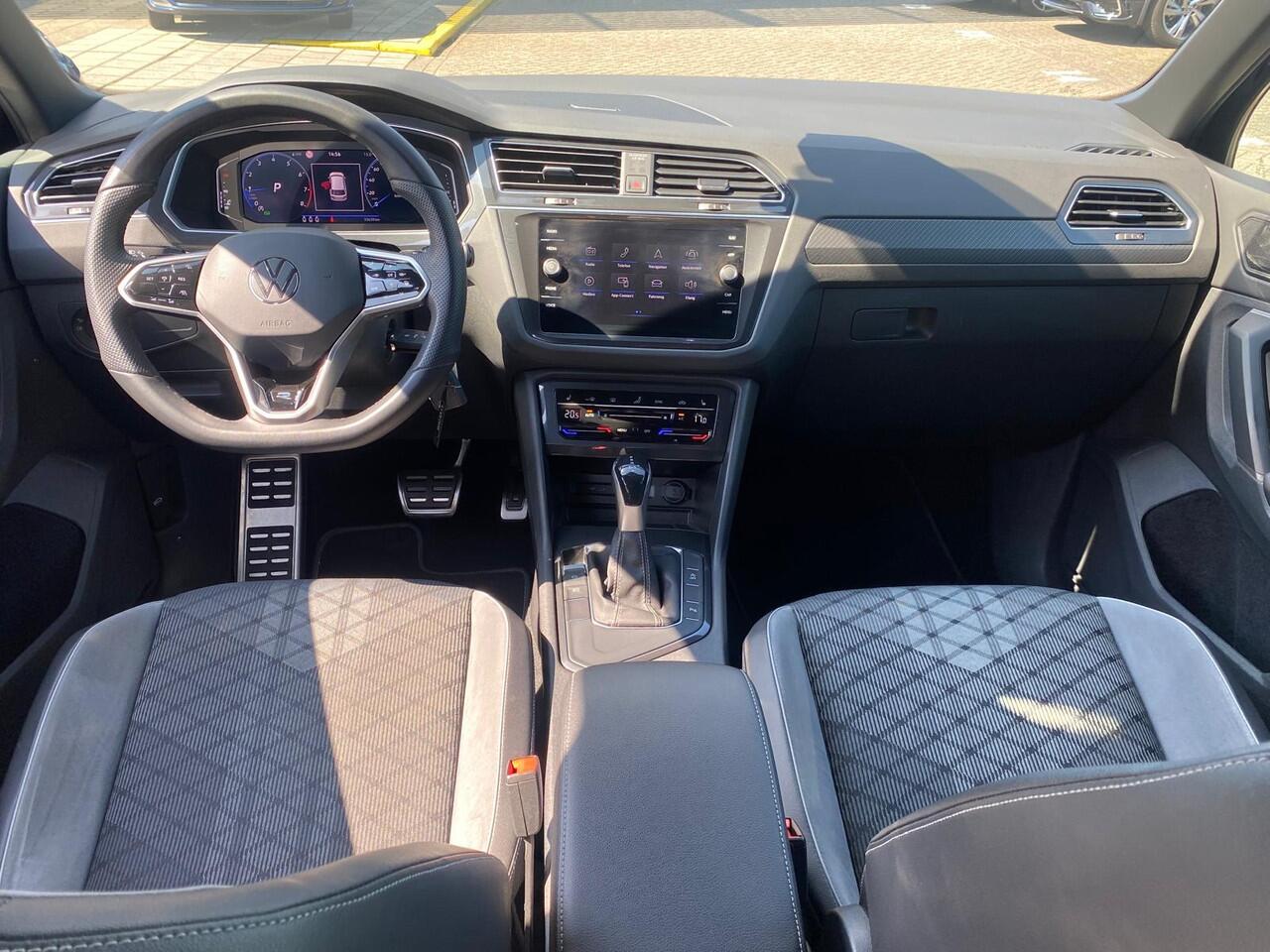 Volkswagen TIGUAN 1.5 TSI 150PK DSG R-Line / Digital Cockpit Pro / Parkeersensoren vóór en achter / Getint Glas / 19'' LMV / VW