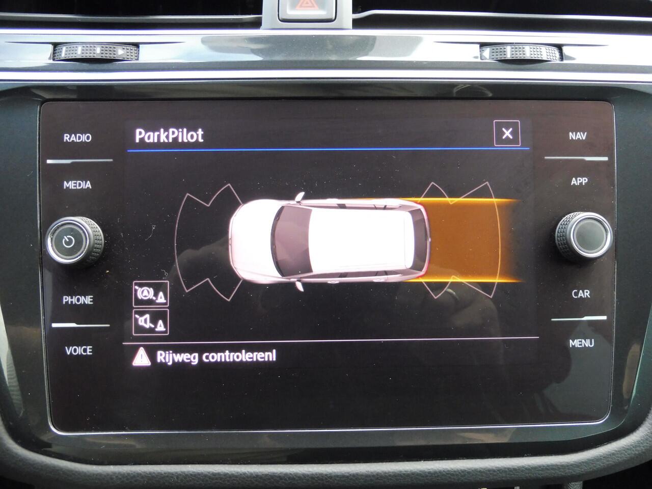 Volkswagen TIGUAN 1.5 TSI ACT Highline Business R Digidash | Pano | LED | LMV 19"| NL auto | 1e eig.