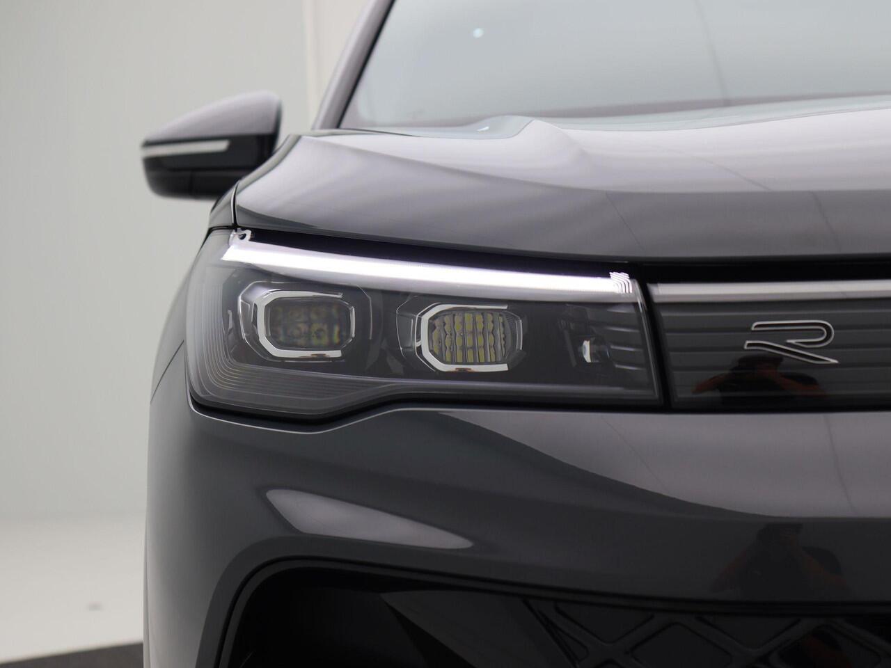 Volkswagen TIGUAN 1.5 eHybrid 272 Pk Automaat R-Line Edition | Panorama Dak | Trekhaak | Massage Stoelen | Camera | Carplay | LED | 20 Inch | 1.274 Km!!