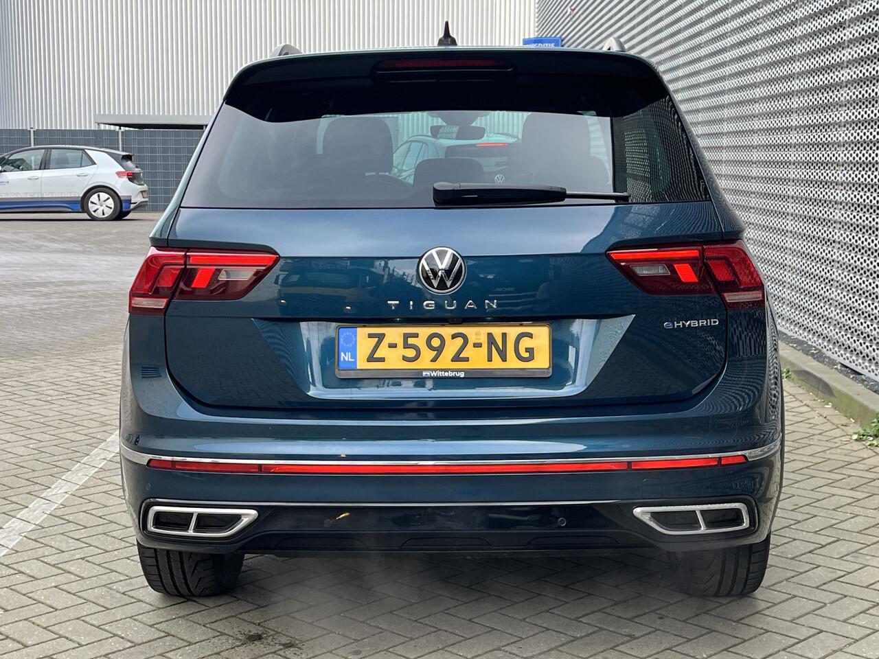 Volkswagen TIGUAN 1.4 TSI eHybrid R-Line Business+ / Pano / Head-up / Camera / Parkeersensoren V+A / Navigatie / App connect / Zwenkbare trekhaak /